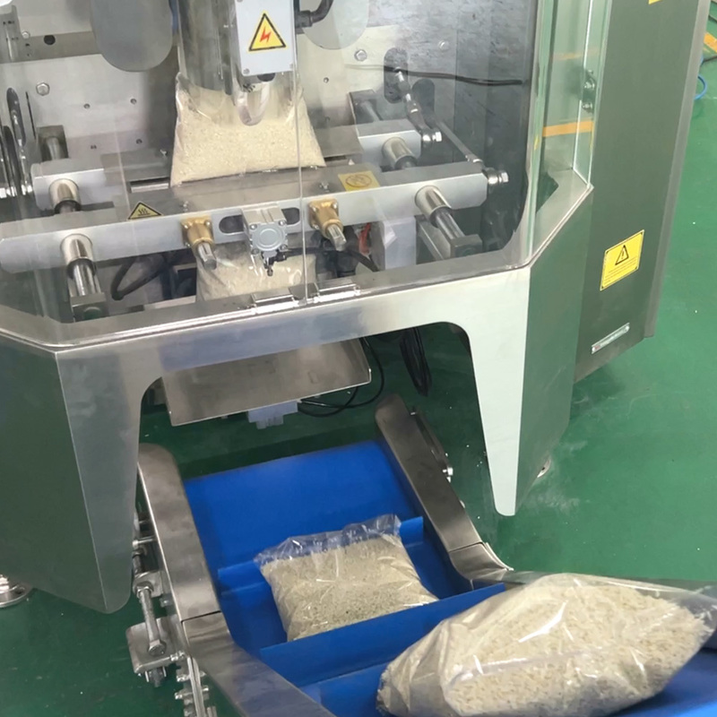 Máquina de Embalagem Vertical para Sacos Almofada de Plástico para Durian Seco Automático, Banana Seca, Fatias de Maçã, Embalagem para Frutas Liofilizadas com Peso