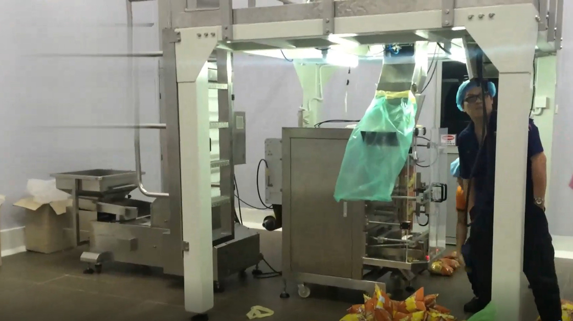 O auto enchimento de peso de VFFS e a máquina de selagem 2.2KW para alimentos de petisco descansam o ensaque