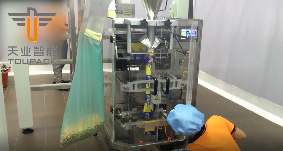 O auto enchimento de peso de VFFS e a máquina de selagem 2.2KW para alimentos de petisco descansam o ensaque