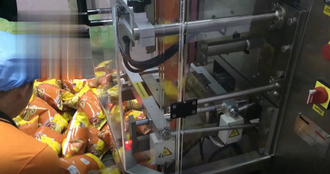O auto enchimento de peso de VFFS e a máquina de selagem 2.2KW para alimentos de petisco descansam o ensaque