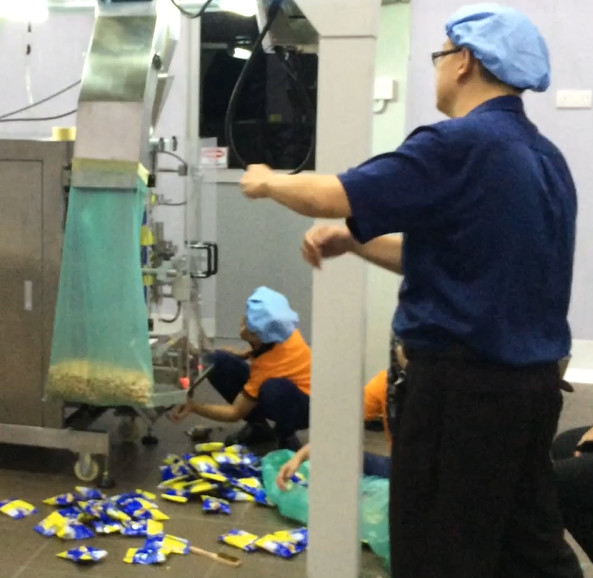 Máquina de empacotamento vertical automática do selo da suficiência do formulário de VFFS para o feijão de café do pó