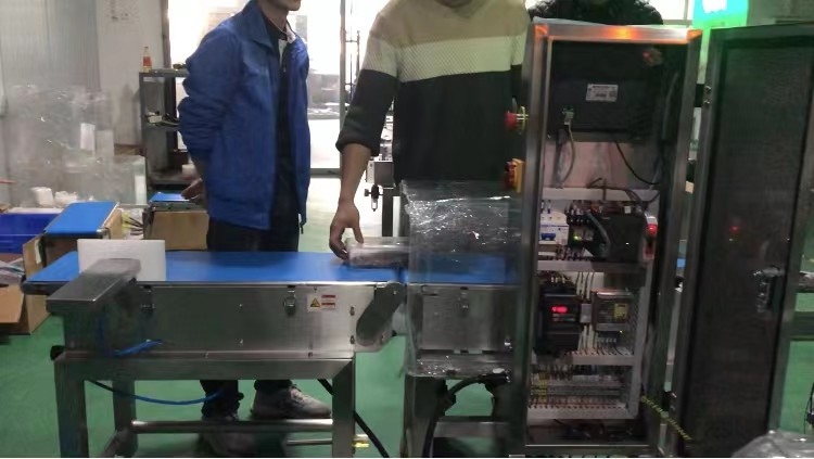 Pesador de alta velocidade da verificação de 1KW 120p/min para inspecionar o peso dos produtos